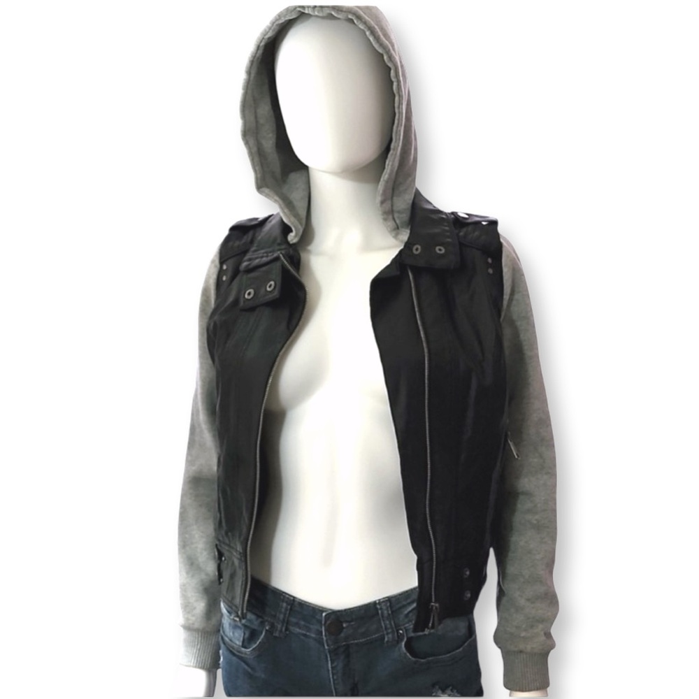 [ BOY MEETS GIRL ] Black faux leather moto jacket w/gray hood & sleeves: S: EUC